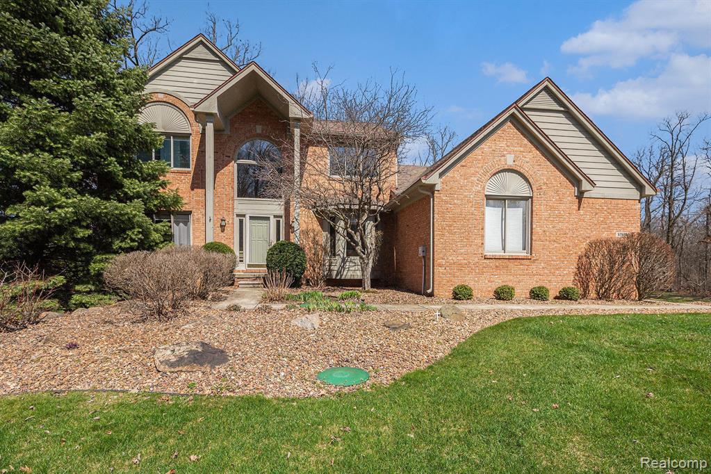 57598 HIDDEN TIMBERS Drive, South Lyon, MI 48178 — Photo 2