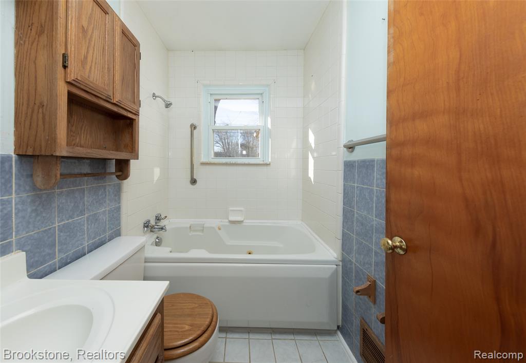 656 S CASS LAKE Road, Waterford, MI 48328 — Photo 26
