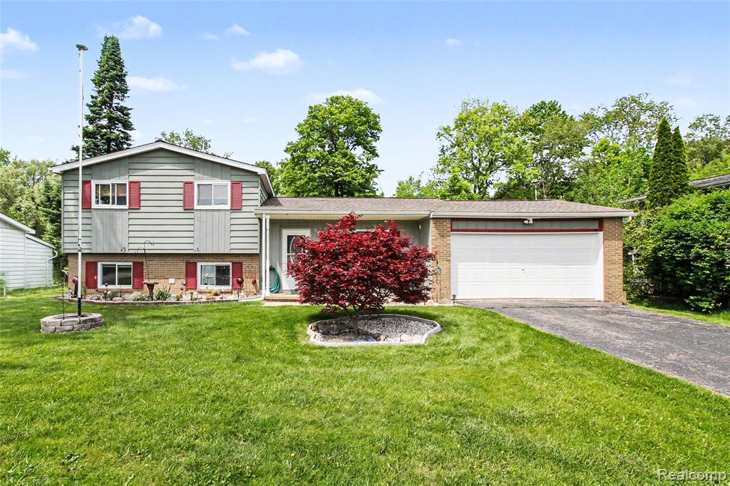 829 Holly Bush Drive, Holly, MI 48442 — front exterior