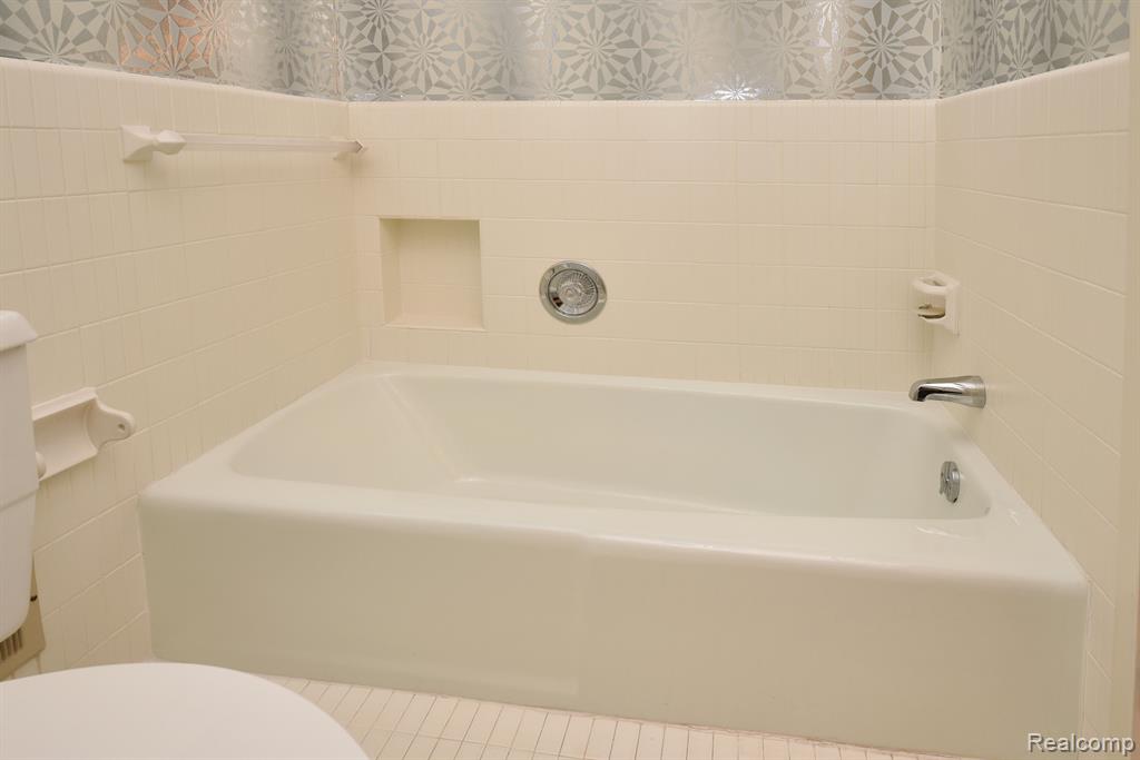 5132 WOODLANDS Lane, Bloomfield Hills, MI 48302 — Photo 21