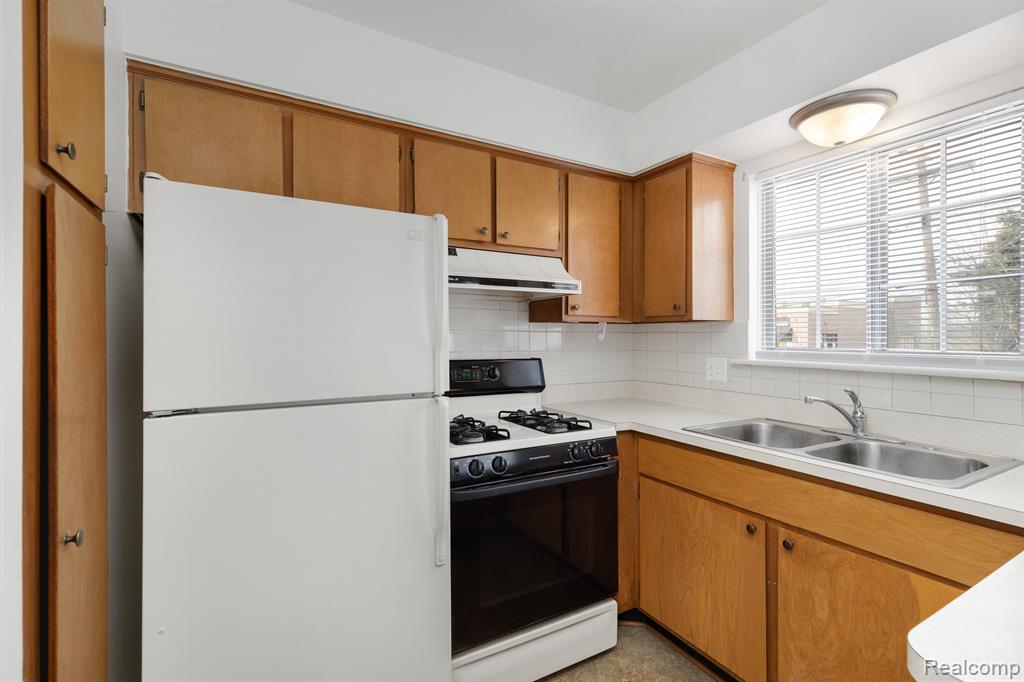 8160 CRESTVIEW Drive, N2, Sterling Heights, MI 48312 — Photo 5