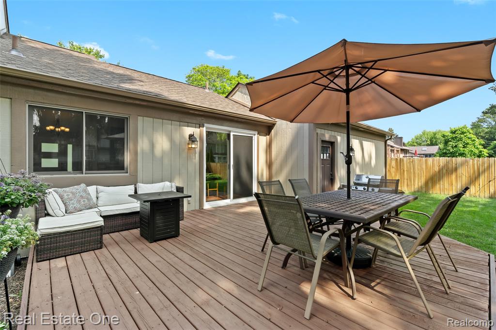 696 Estes Court, Waterford, MI 48327 — Photo 28