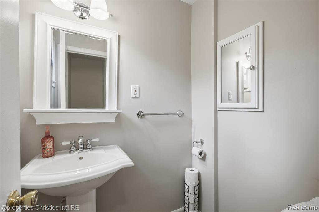 9001 Perrin Street, Livonia, MI 48150 — Photo 13