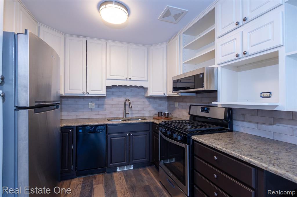 1882 NEWPORTE CT, 242, Royal Oak, MI 48073 — Photo 9