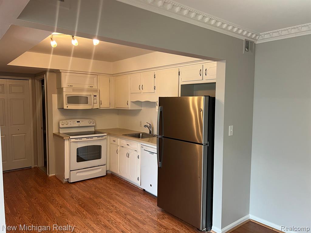 8272 KARAM Boulevard, Warren, MI 48093 — Photo 6