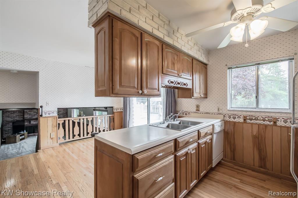841 DRIBURG Drive, Commerce Twp, MI 48390 — Photo 10