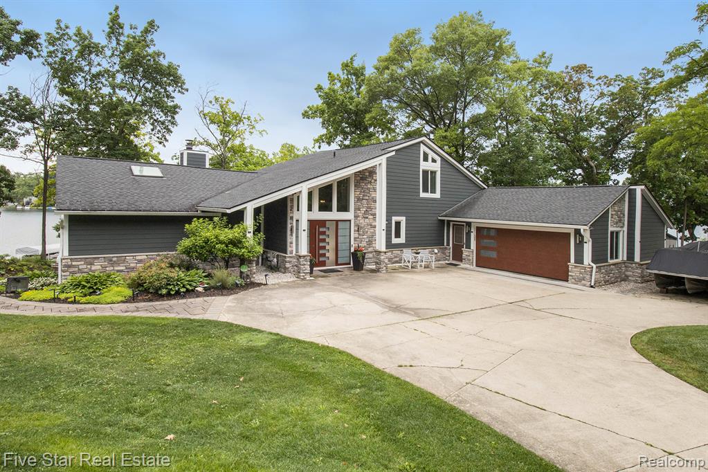 7025 Dandison Boulevard, West Bloomfield, MI 48324 — Photo 4