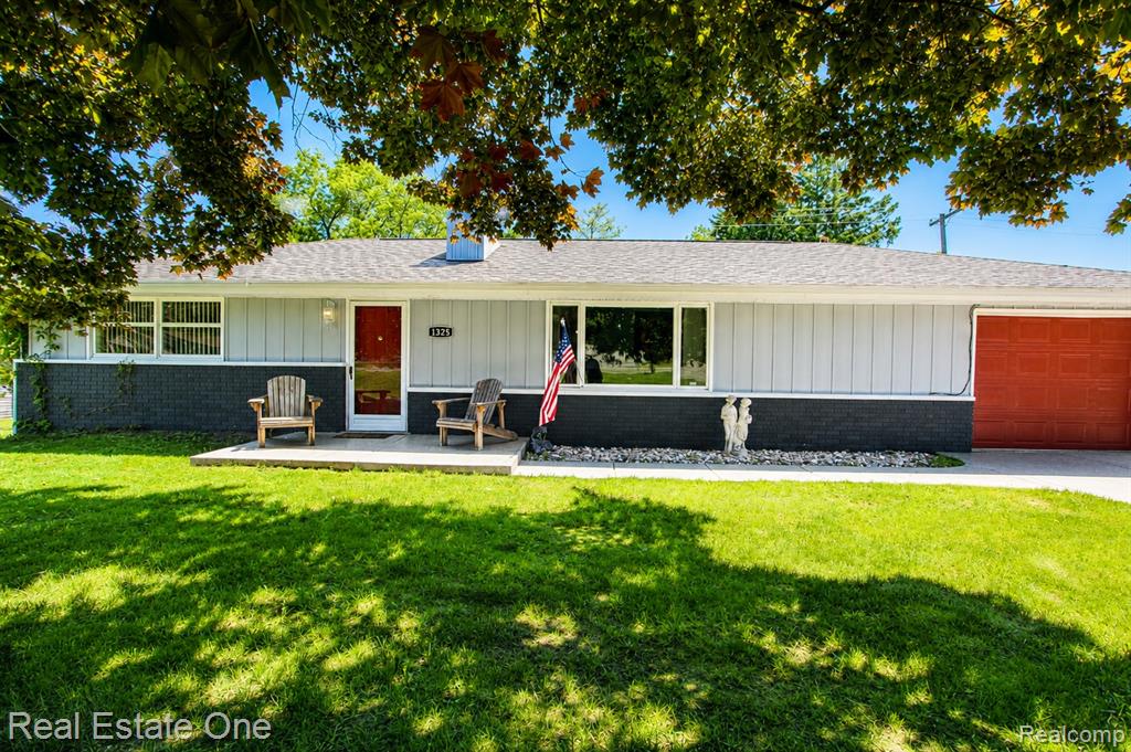 1325 S Hospital Road, Waterford, MI 48327 — Photo 2