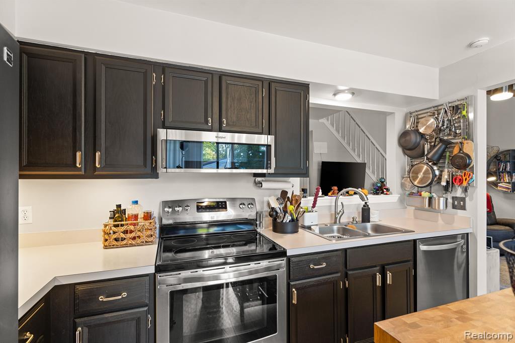 1686 CHRISTOPHER Drive, Canton, MI 48188 — Photo 5