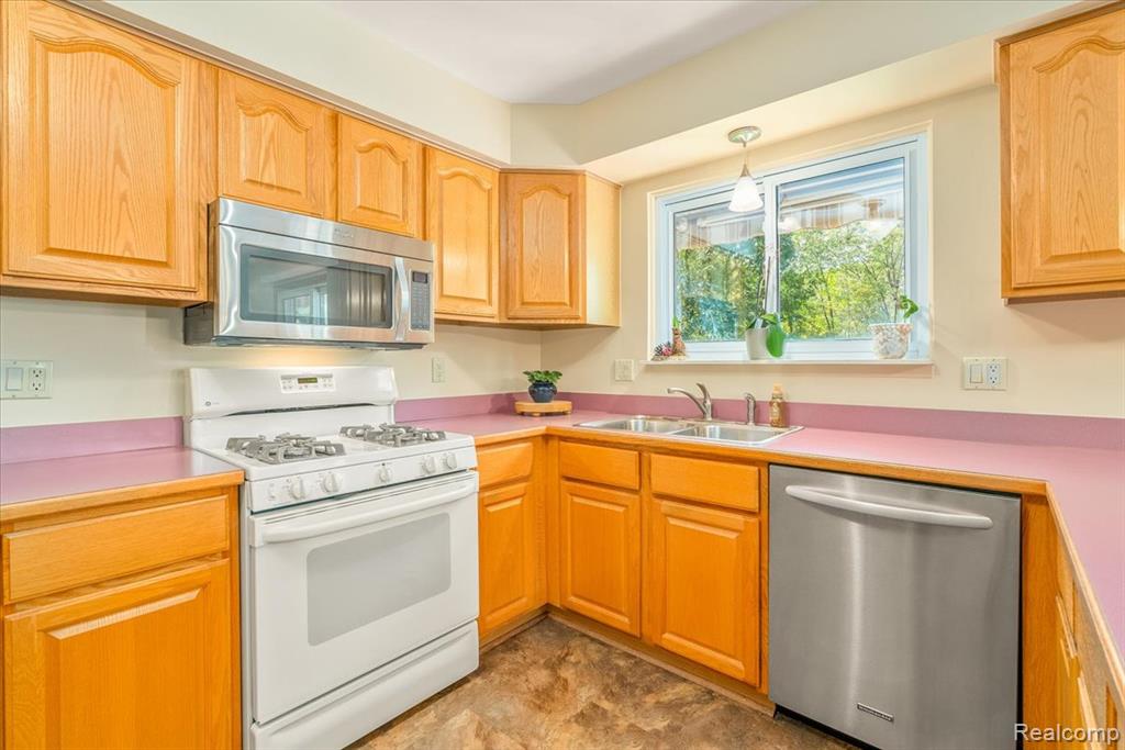 6877 Pittsford Street, Canton, MI 48187 — Photo 39