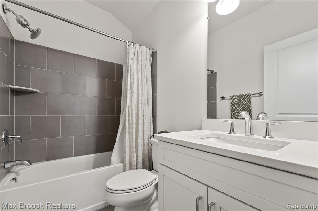 5526 Helmsdale Boulevard, West Bloomfield, MI — Photo 36