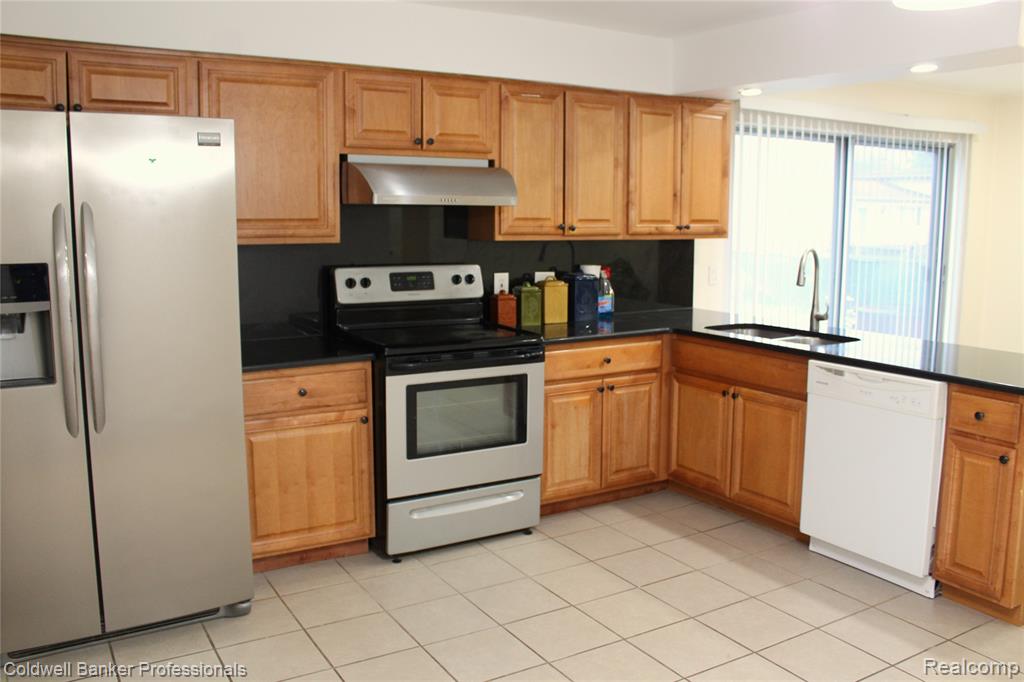 6586 CARRIAGE HILLS Drive, Canton, MI 48187 — Photo 11