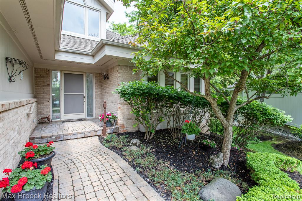 6524 Pleasant Lake Court, West Bloomfield, MI — Photo 2