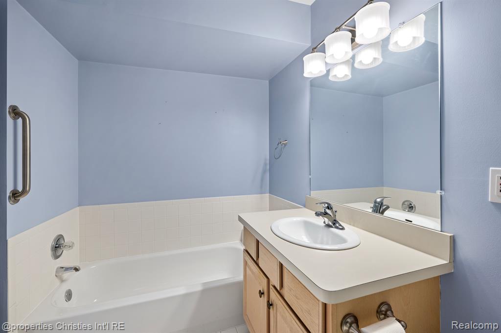 35204 KNOLLWOOD Lane, Farmington Hills, MI 48335 — Photo 11