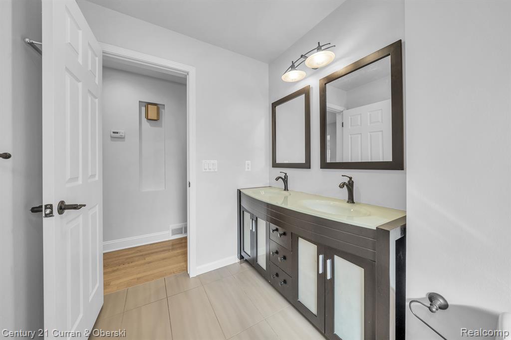 430 S WILLIAMSBURY Road, Bloomfield Hills, MI 48301 — Photo 12
