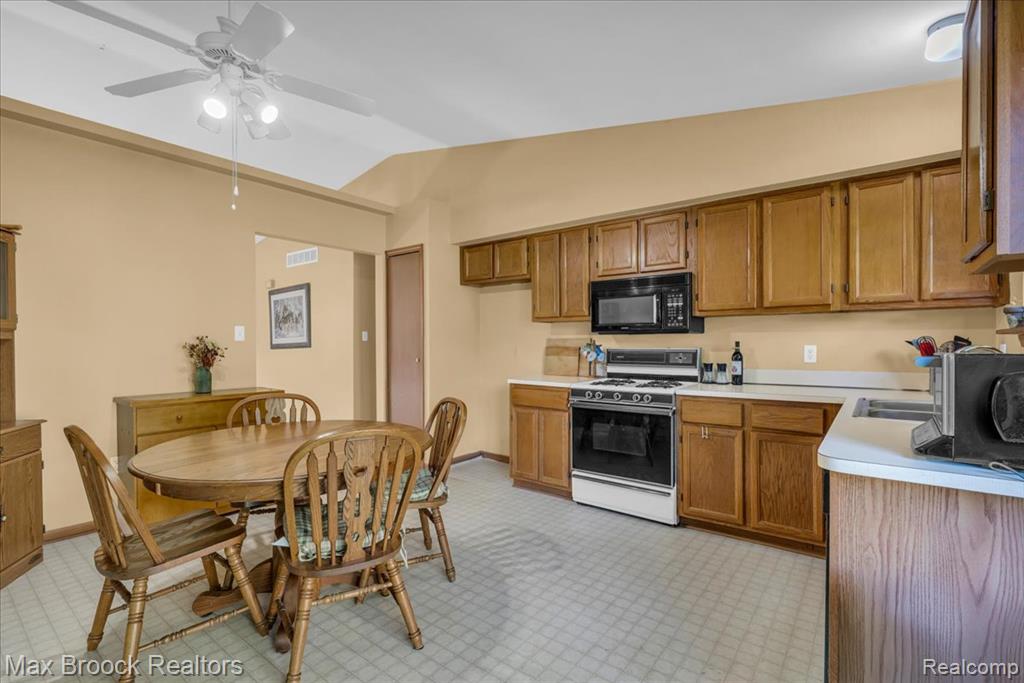 47685 Jefferson Avenue, Chesterfield, MI 48047 — Photo 9