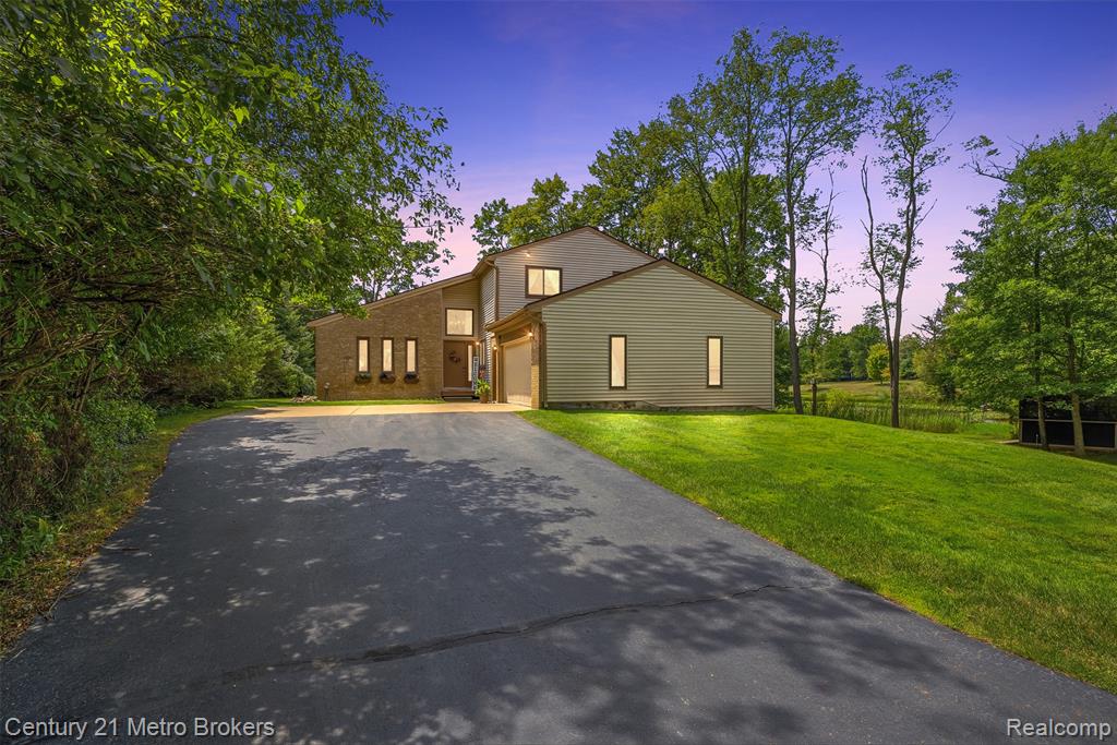 8381 Rattalee Lake Road, Clarkston, MI 48348