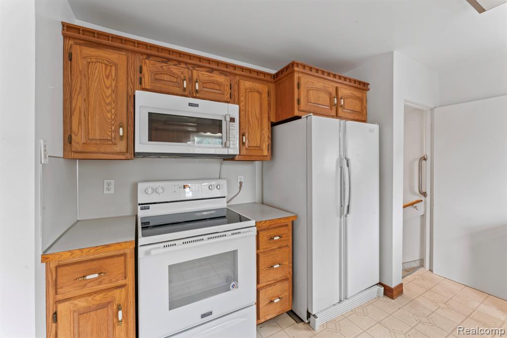 430 N Center Road, Saginaw, MI 48638 — Photo 8