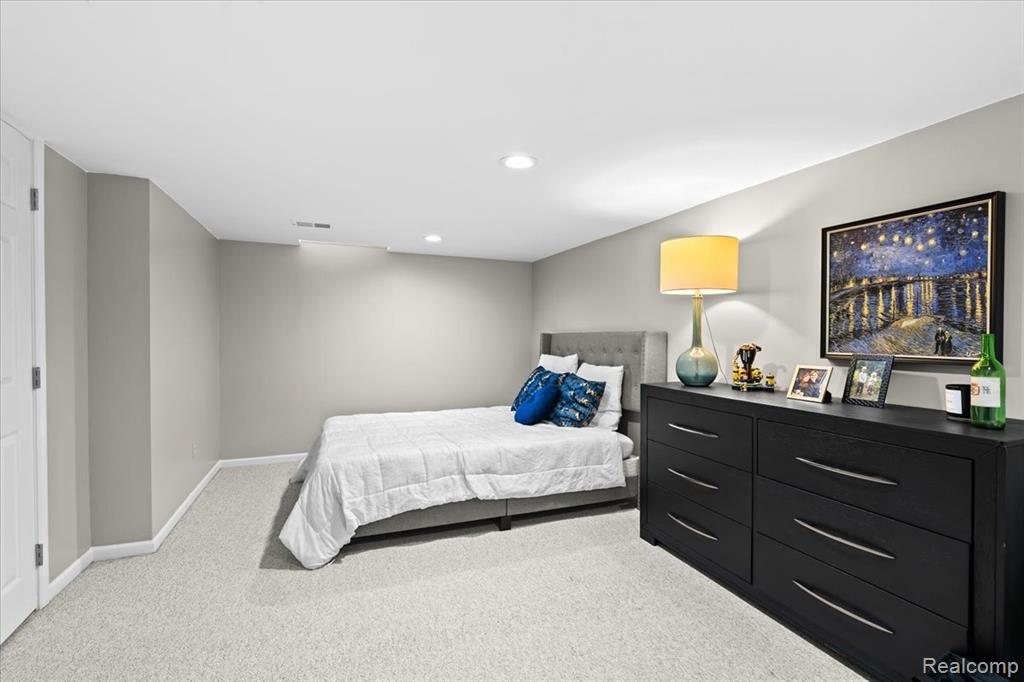 657 WOODSIDE Drive, Milford, MI 48381 — Photo 33
