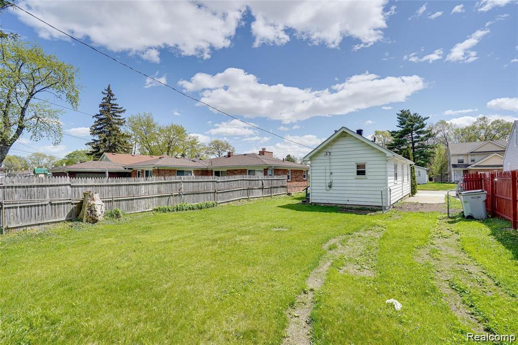577 E BRICKLEY Avenue, Hazel Park, MI 48030 — Photo 14