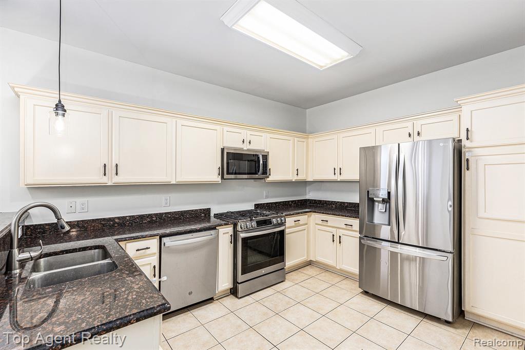 7087 Moore Court, Shelby Twp, MI 48317 — Photo 5