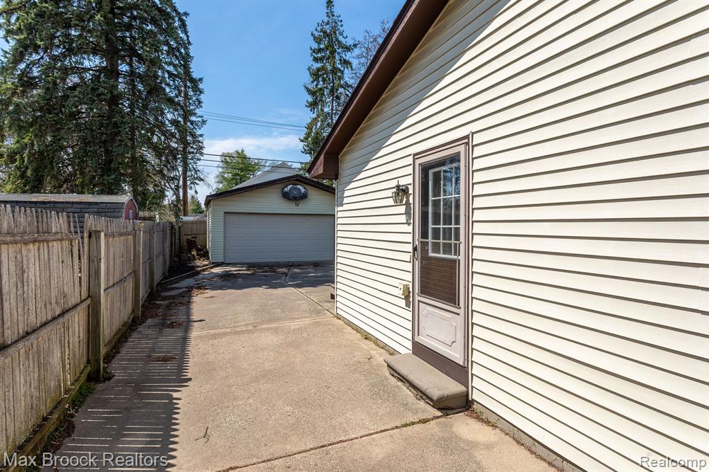 47445 DEQUINDRE Road, Rochester Hills, MI 48307 — Photo 23