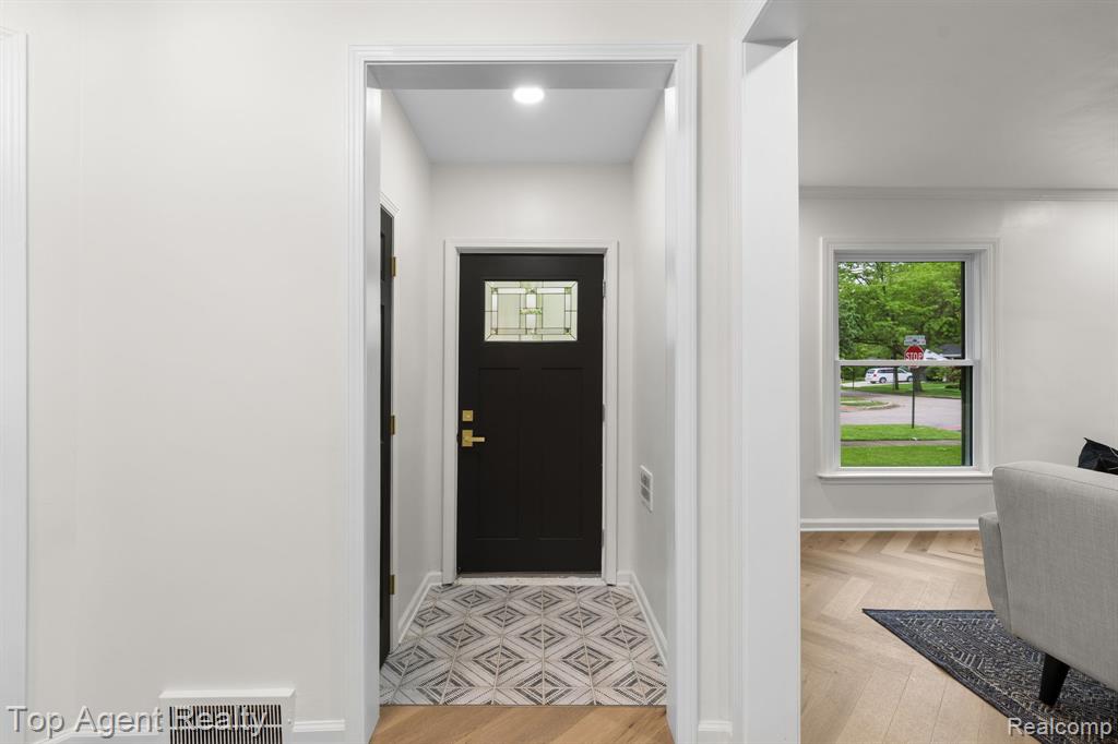 1894 Broadstone Road, Grosse Pointe Woods, MI 48236 — Photo 16