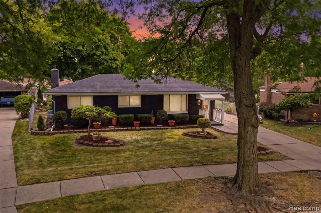 32504 Wareham Drive, Warren, MI 48092