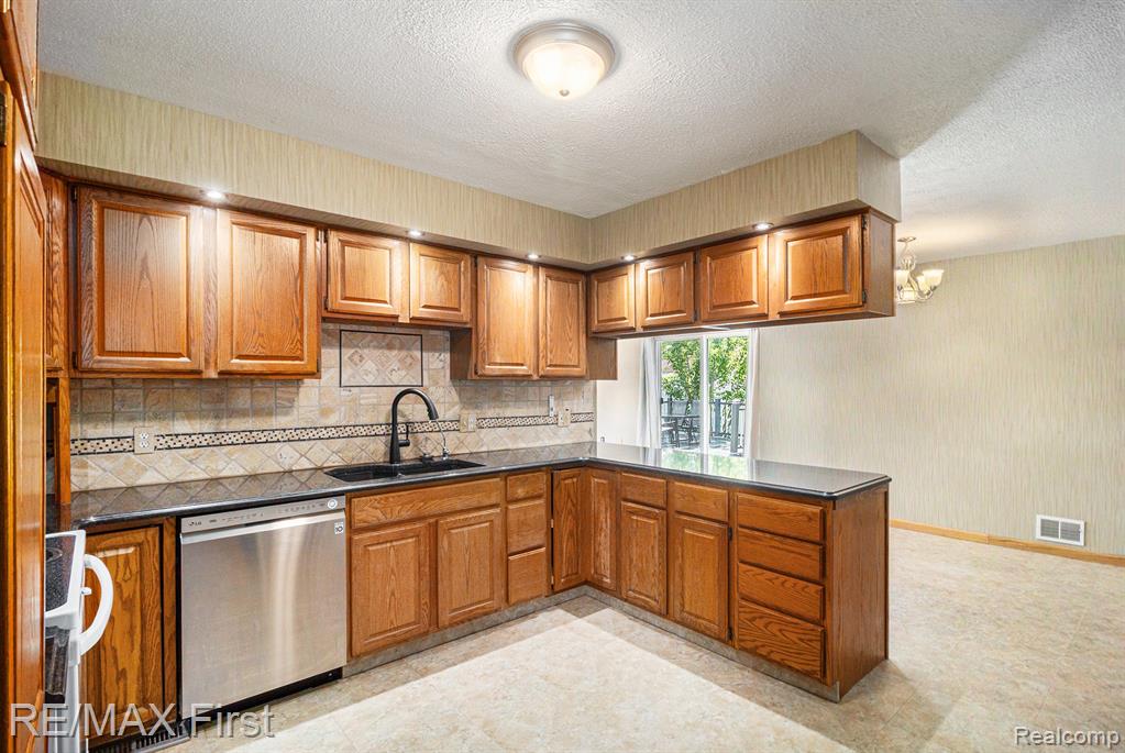 40034 Kristen Drive, Sterling Heights, MI 48310 — Photo 3