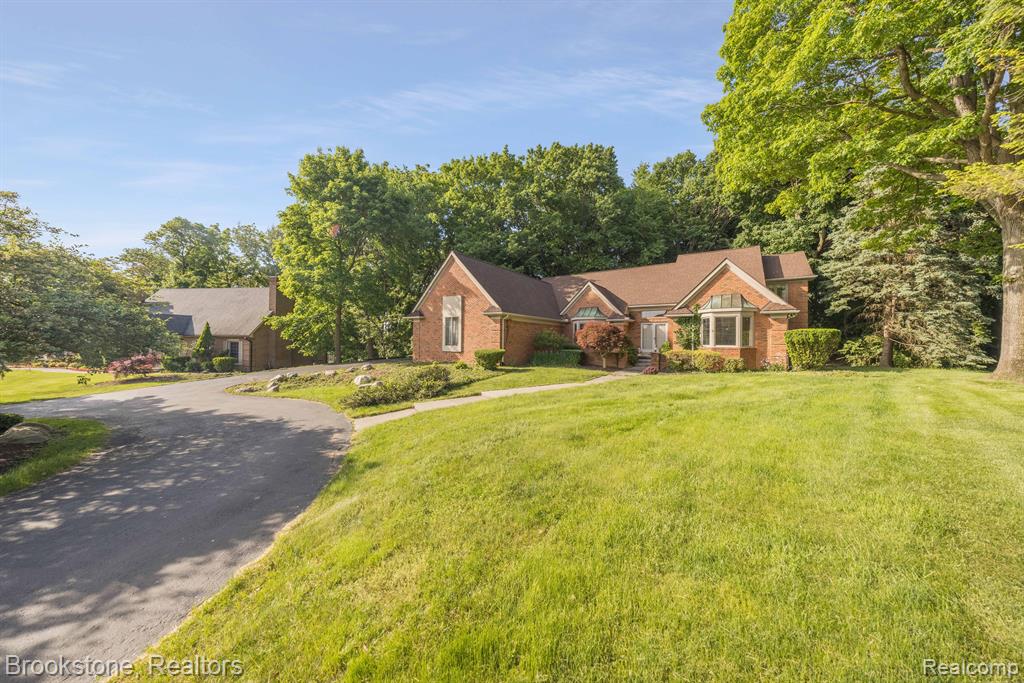 4237 WOODLANDS Lane, Orchard Lake Village, MI 48323 — Photo 40