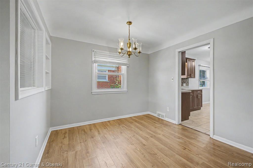 8212 GLENGARY Street, Dearborn Heights, MI 48127 — Photo 9