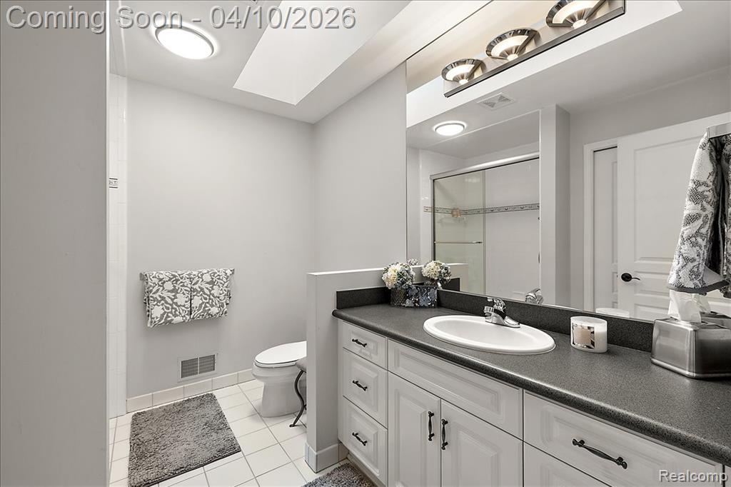 (Upstairs) Full Bathroom