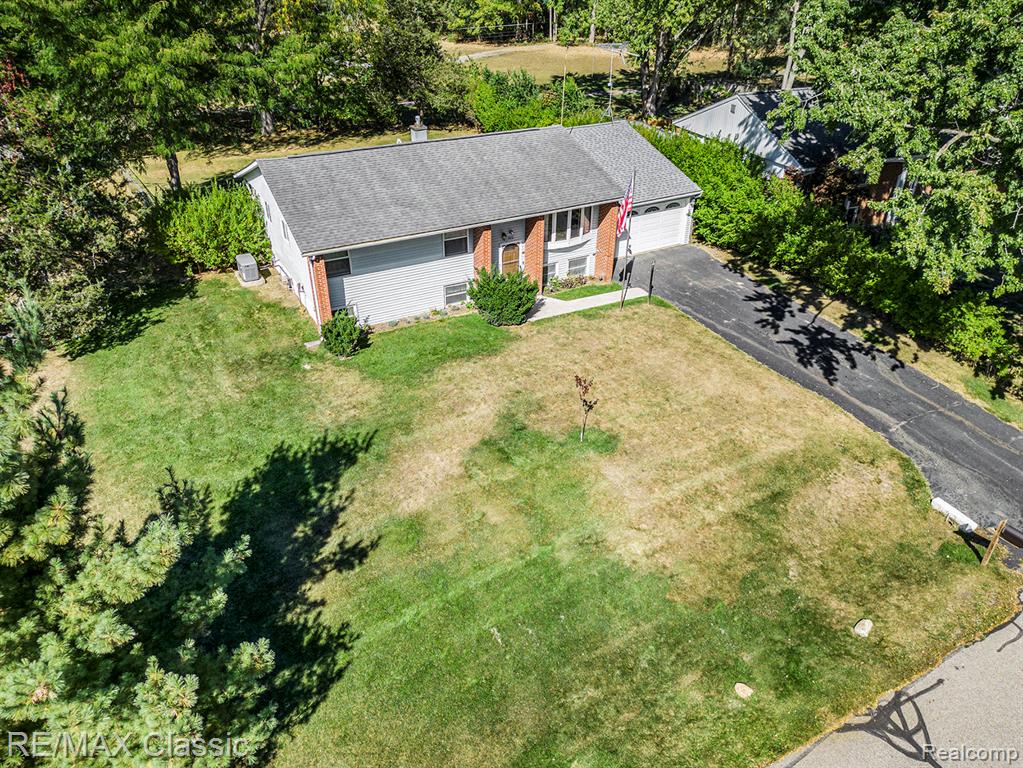 822 Manzano Drive, Wolverine Lake, MI 48390 — Photo 26