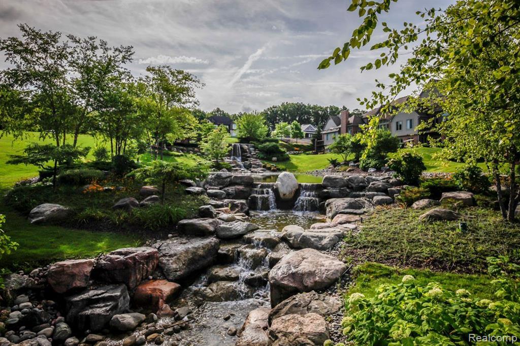 10815 SPARKLING WATERS Court, South Lyon, MI 48178 — Photo 52
