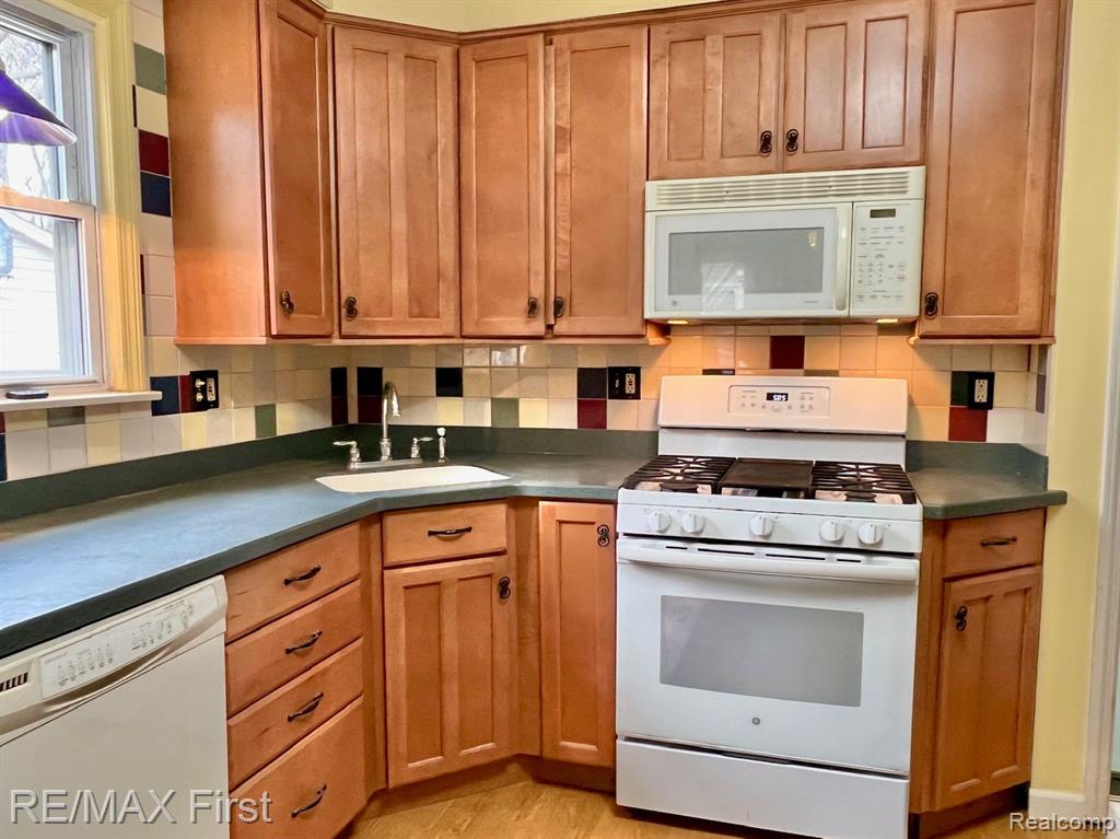 426 W WOODLAND Street, Ferndale, MI 48220 — Photo 12