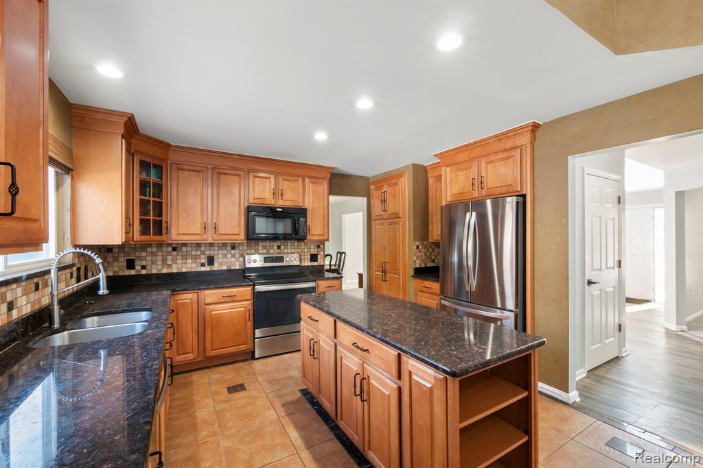 7956 Billingham Road, West Bloomfield, MI 48324 — Photo 18