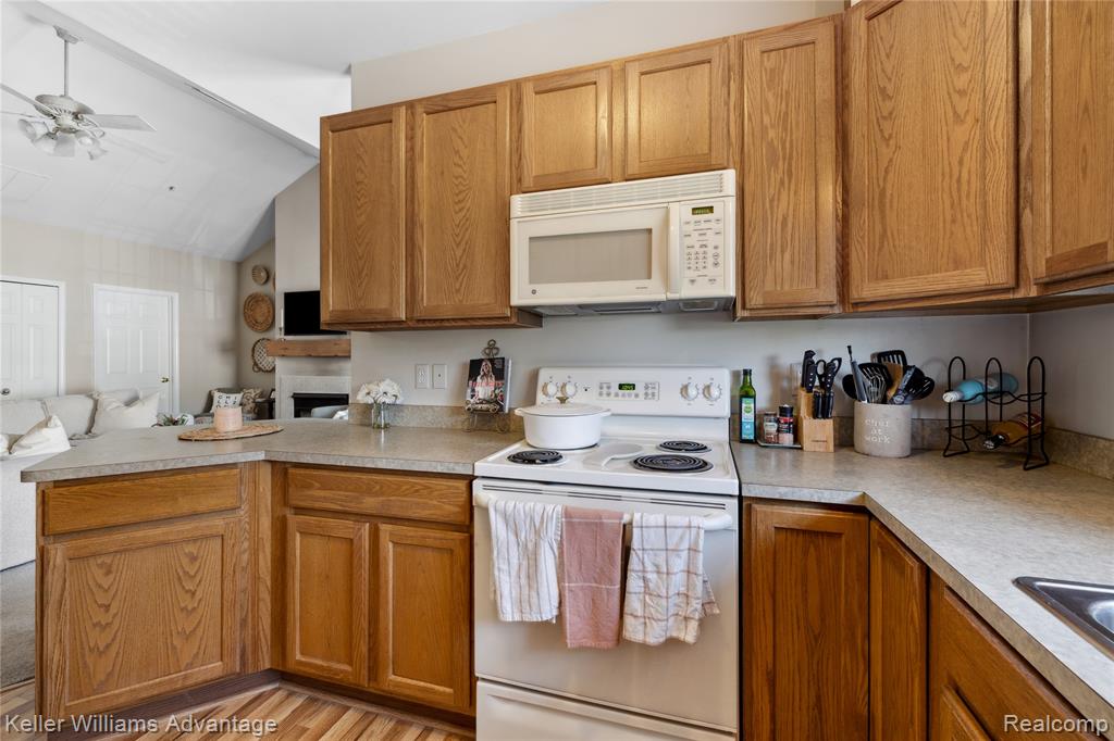 3201 Addington Drive, Commerce Twp, MI 48390 — Photo 9