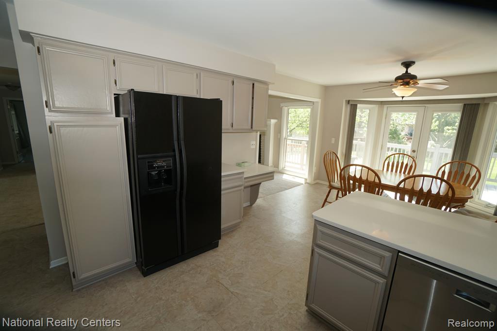 441 SANDALWOOD Drive, Rochester Hills, MI 48307 — Photo 13