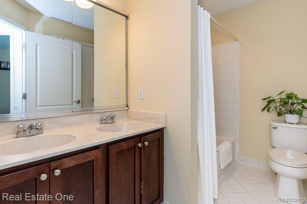 523 WYNSTONE Circle N, Oakland, MI — Photo 35