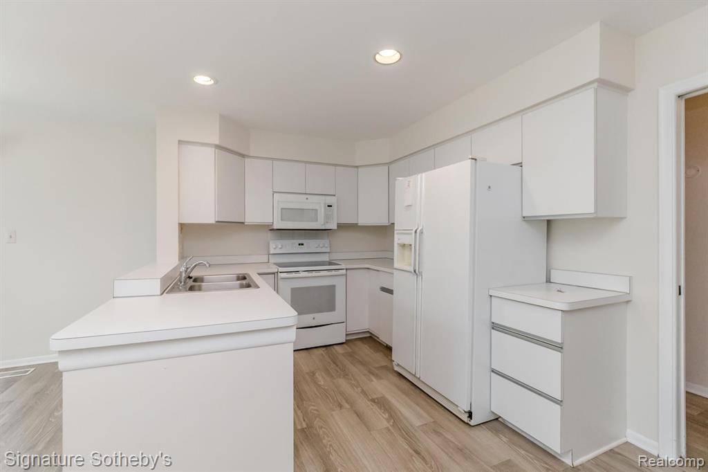 6015 PEBBLE LANE, West Bloomfield, MI — Photo 4