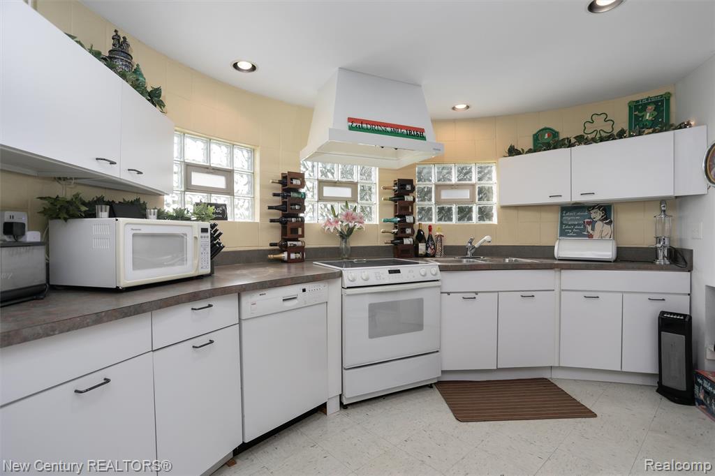 275 Angola Street, Wolverine Lake, MI 48390 — Photo 52