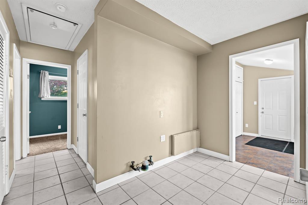 8946 OPORTO Street, Livonia, MI 48150 — Photo 27