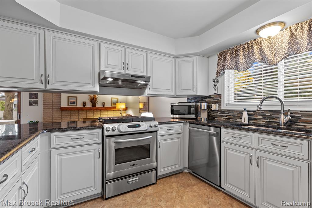 975 HUNTSFORD Drive, Troy, MI 48084 — Photo 6
