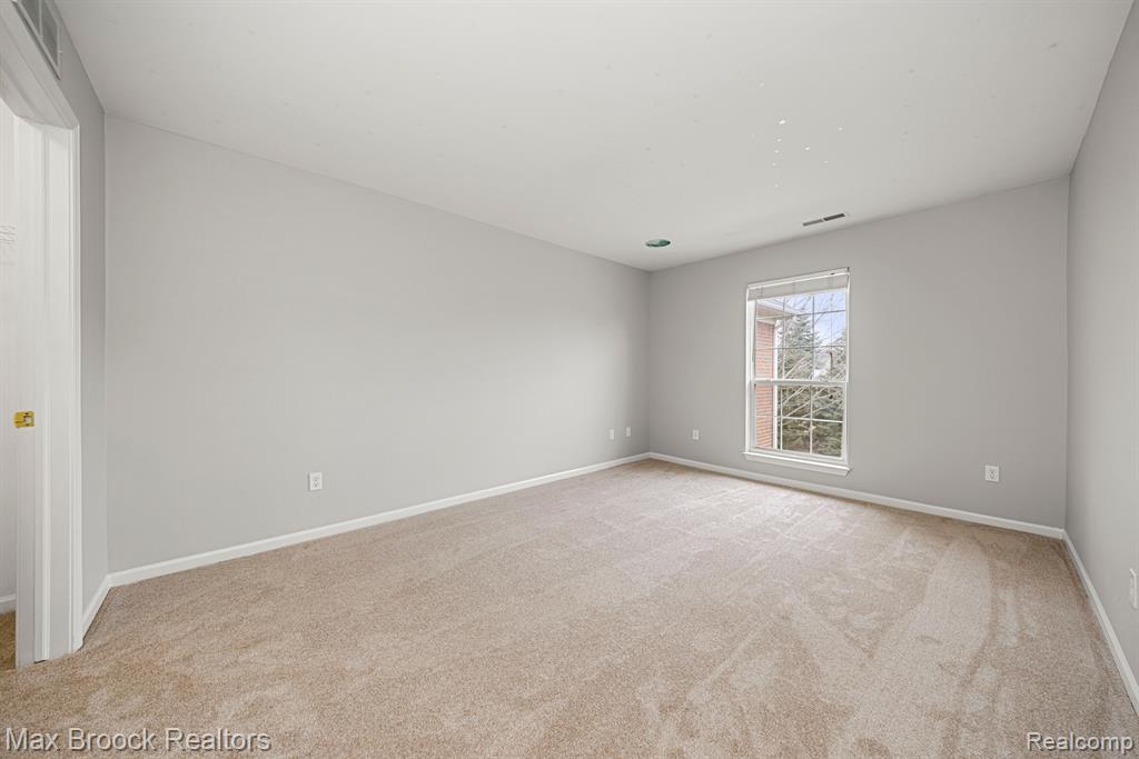 9203 FARMINGDALE Lane, Walled Lake, MI 48390 — Photo 17