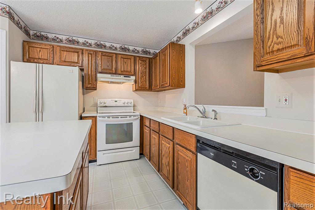 34978 WHITE PINE Trail, Farmington Hills, MI 48335 — Photo 5
