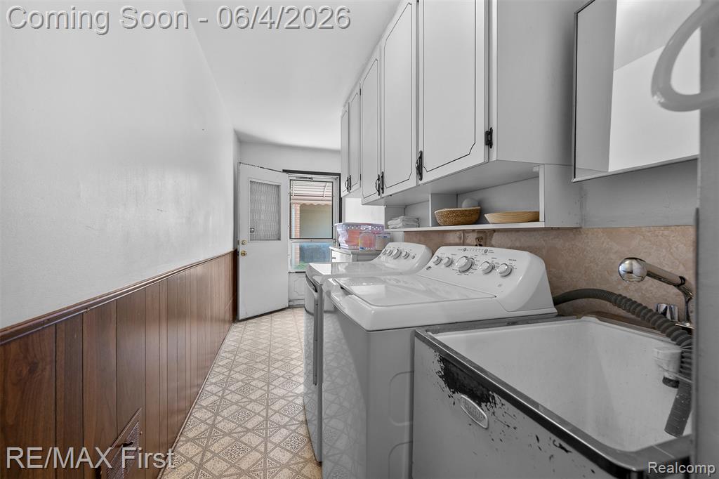26376 Lawrence Drive, Dearborn Heights, MI 48127 — Photo 37