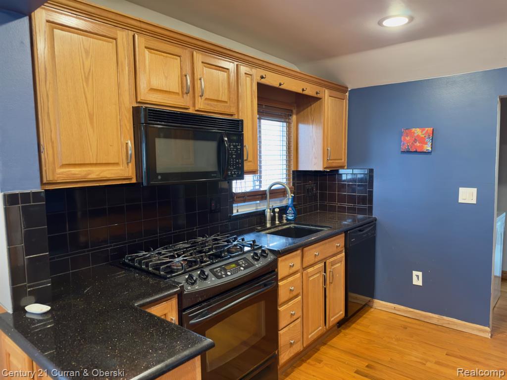 8320 Robindale Avenue, Dearborn Heights, MI 48127 — Photo 15