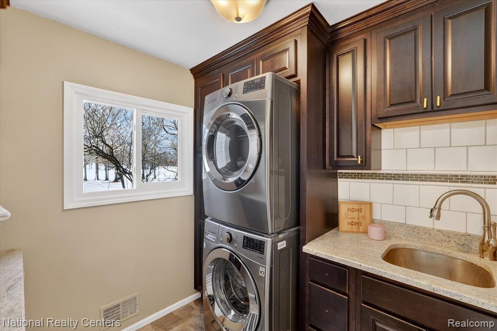 1280 Glen Court, Highland, MI — Photo 16