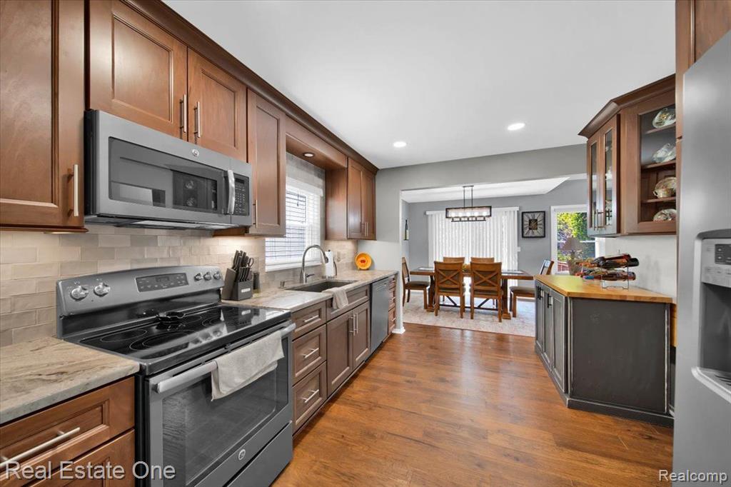 295 WINDING Brook, Commerce Twp, MI 48390 — Photo 15