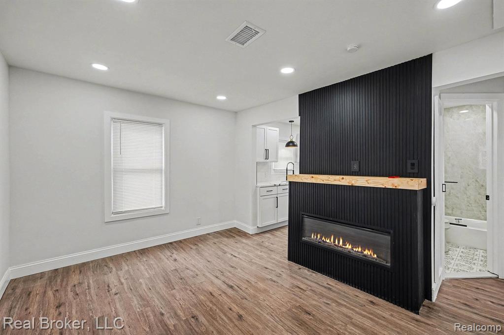973 E Guthrie Avenue, Madison Heights, MI 48071 — Photo 5